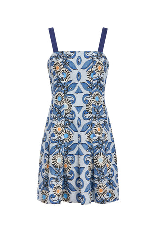 Logan Dress, Treilage